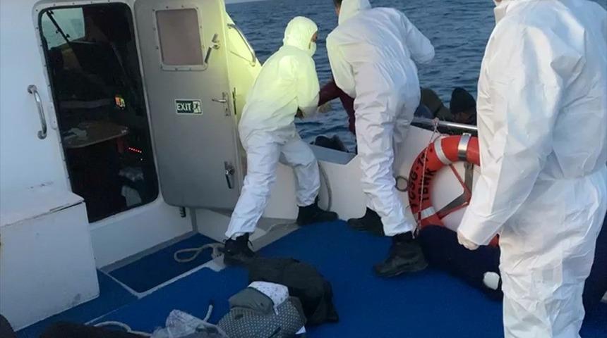 Didim a&ccedil;ıklarında s&uuml;r&uuml;klenen lastik bottaki 12 sığınmacı kurtarıldı