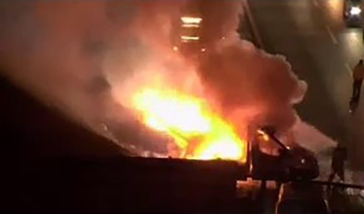 TEM otoyolunda maske y&uuml;kl&uuml; kamyonetin alev alev yandığı anlar kamerada