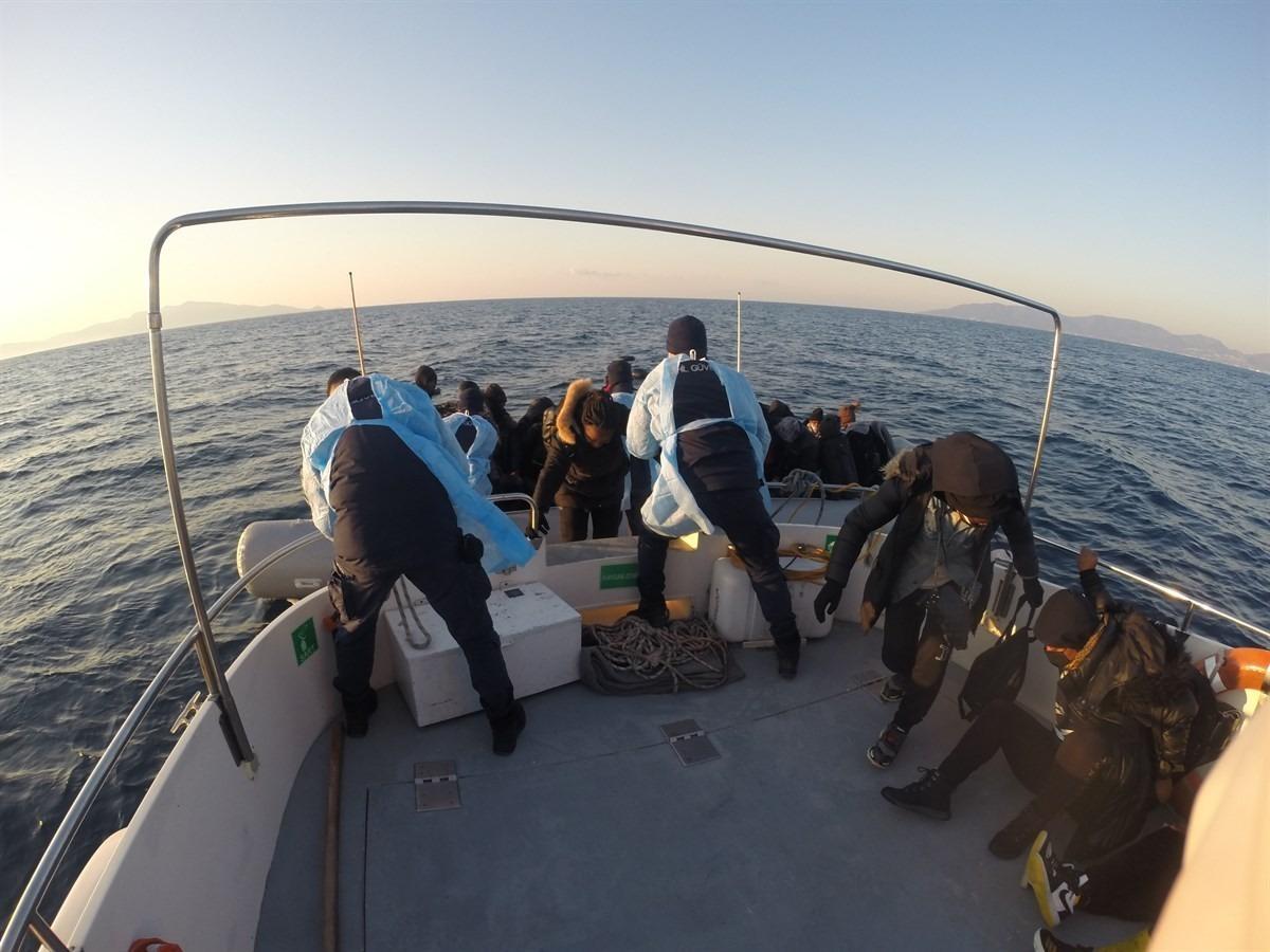 İzmir a&ccedil;ıklarında 76 d&uuml;zensiz g&ouml;&ccedil;men kurtarıldı