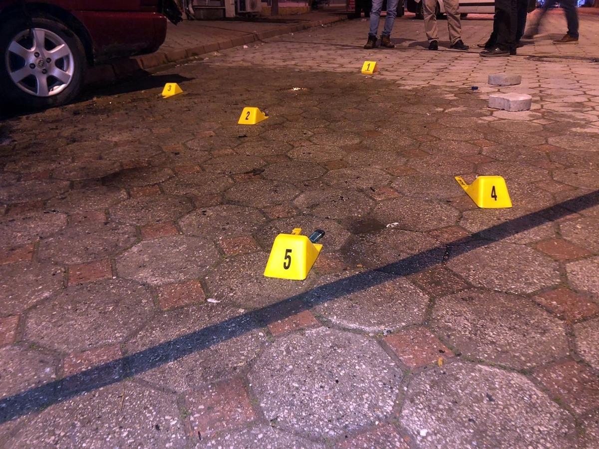 Tekel bayisi &ouml;n&uuml;ndeki ara&ccedil; kurşunlanarak kundaklandı