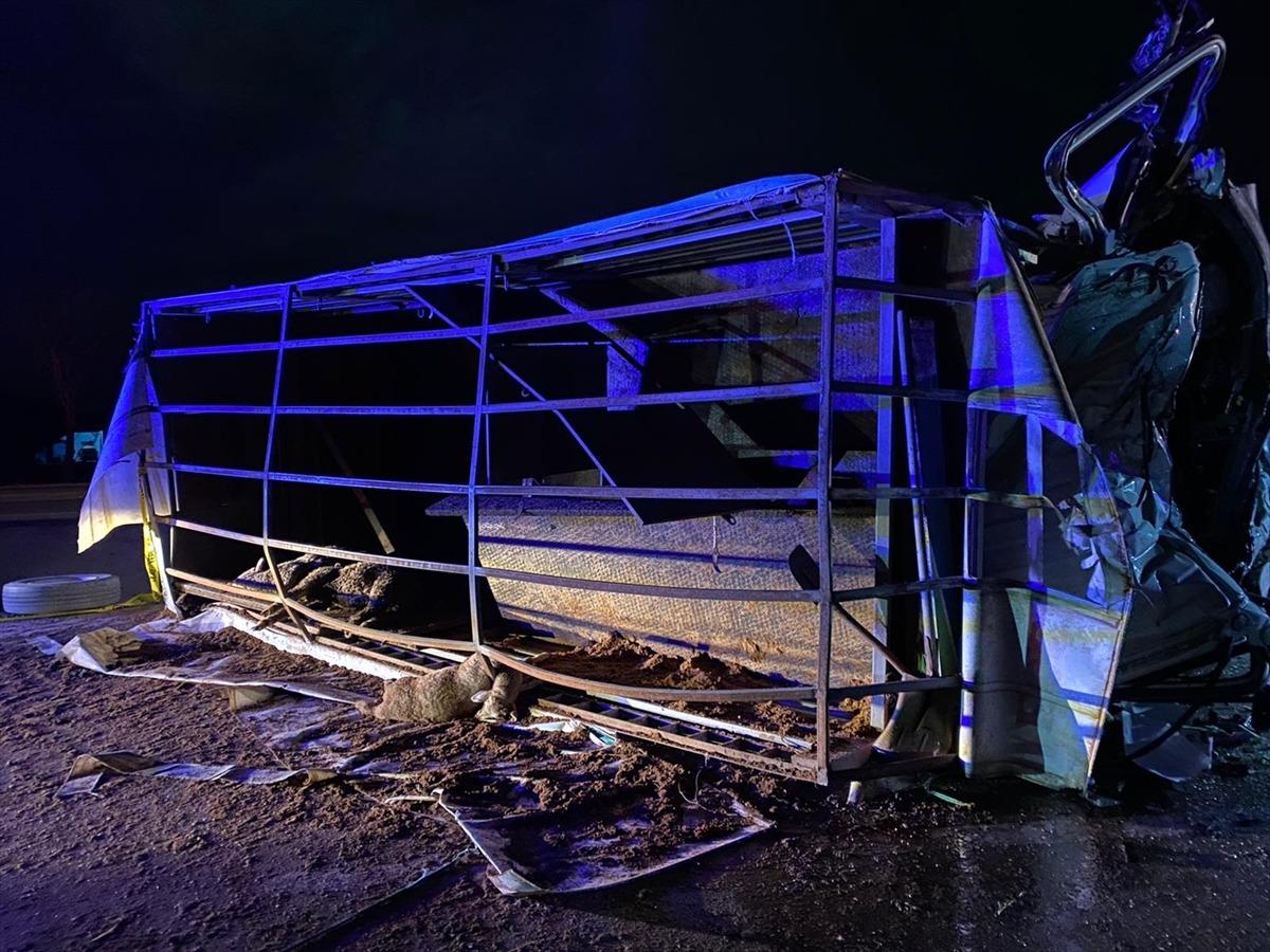 Balıkesir'de ambulans, kamyon ve otomobilin karıştığı kazada 4 kişi &ouml;ld&uuml;, iki kişi yaralandı