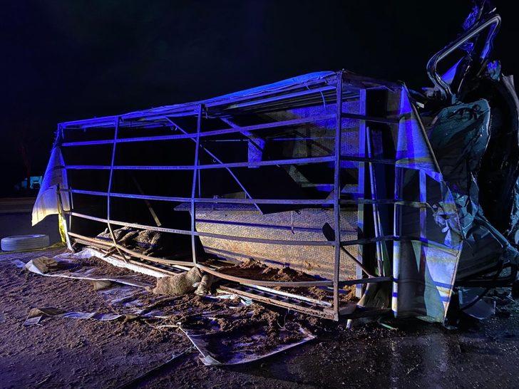 Balıkesir'de ambulans, kamyon ve otomobilin karıştığı kazada 4 kişi öldü, iki kişi yaralandı G1