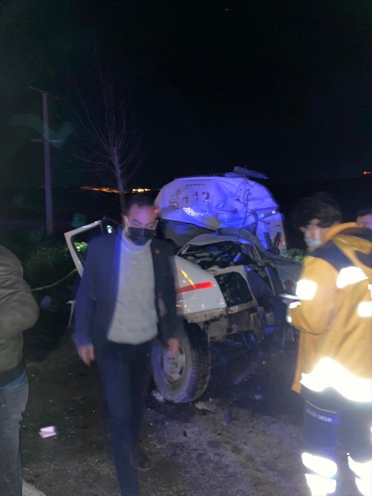 Balıkesir'de ambulans, kamyon ve otomobilin karıştığı kazada 4 kişi öldü, iki kişi yaralandı G2