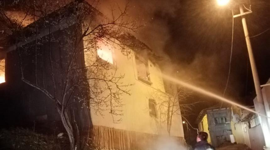 Benzinle soba yakmak isterken evini yaktı