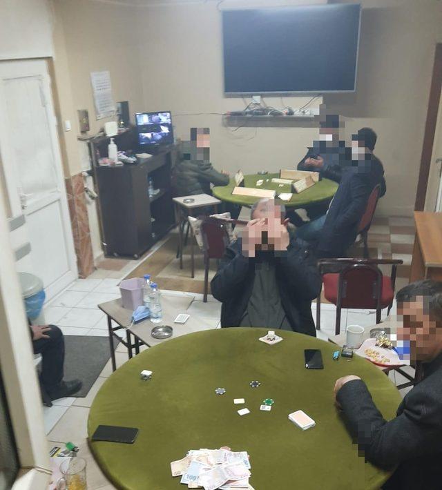 T&uuml;m yasakları delip kumar oynarken yakalandılar 1