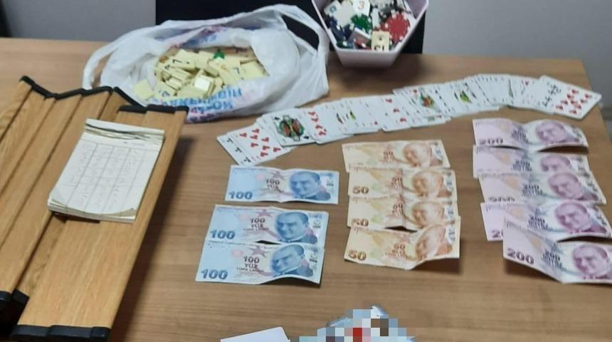 T&uuml;m yasakları delip kumar oynarken yakalandılar