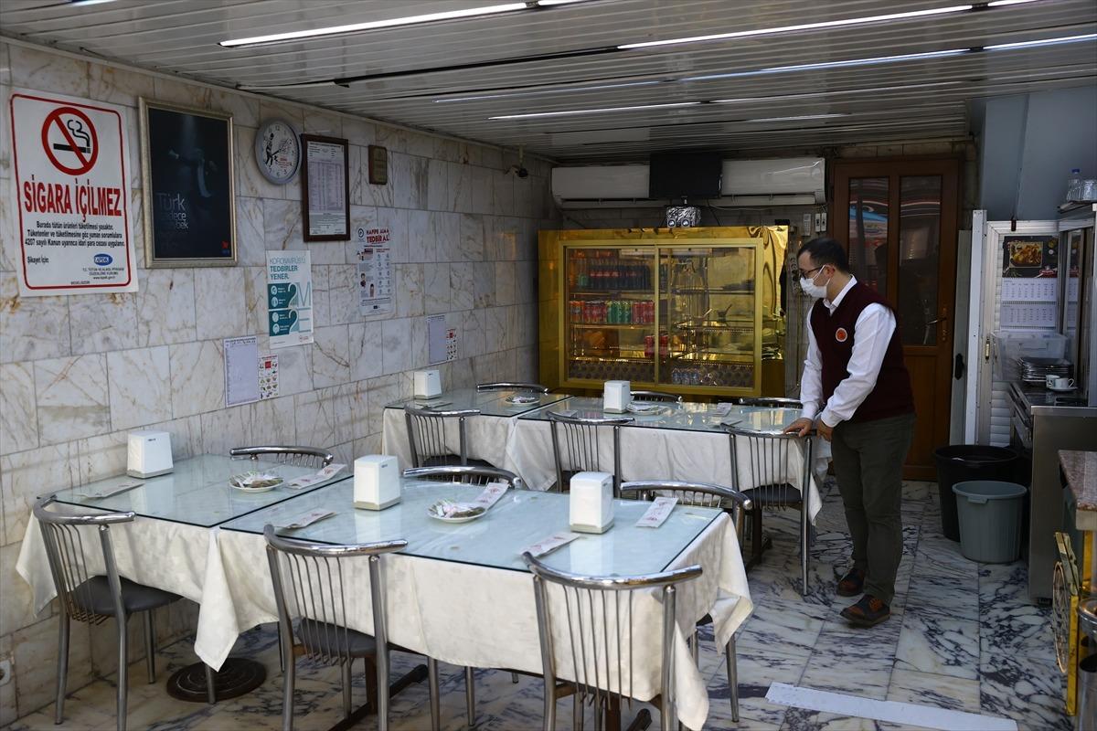 Edirne'de yeme i&ccedil;me yerleri yeni tedbirler kapsamında m&uuml;şteri kabul etmeye başladı