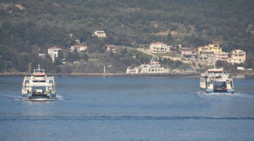 Gökçeada ve Bozcaada'ya feribot seferlerine fırtına engeli
