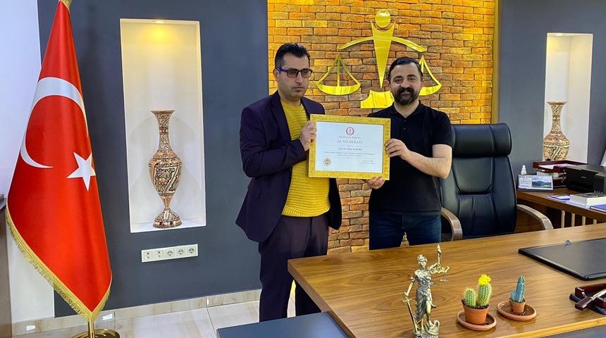 Meslekte 20 yılını dolduran avukatlara berat ve plaket verildi
