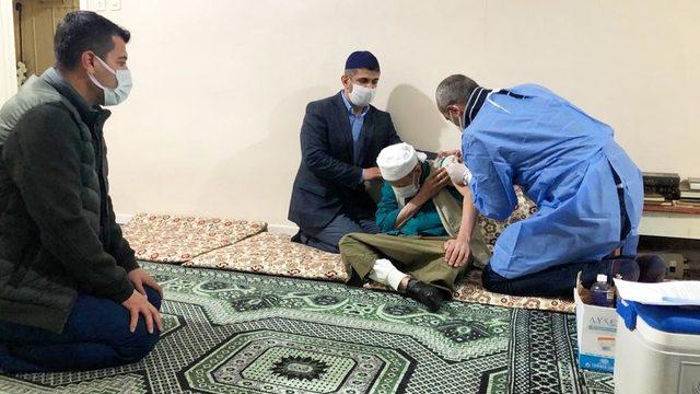 Adıyaman’ın önemli kanaat önderi Seyda Hoca aşı oldu