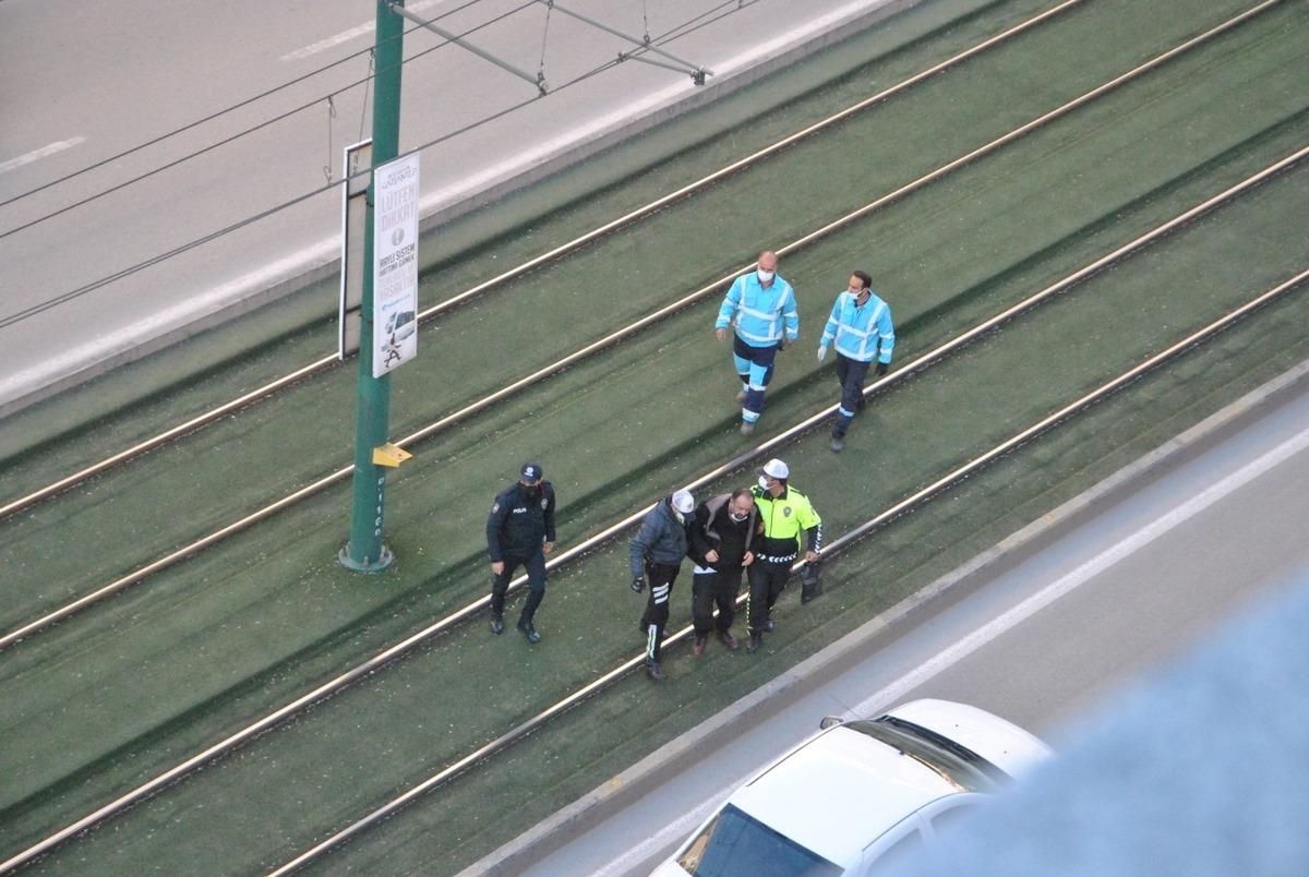 Tramvay yolunda kendine zarar vermek isterken baygınlık ge&ccedil;irdi