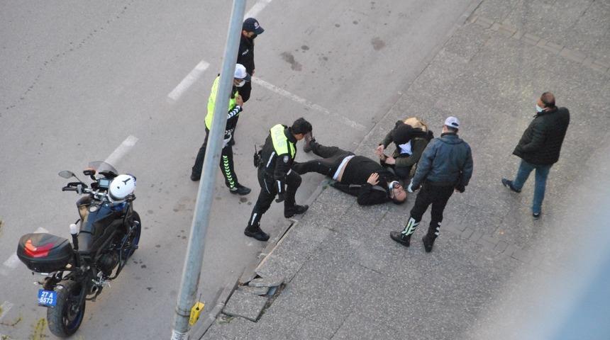 Tramvay yolunda kriz anı! Kendine zarar vermek isterken bayıldı