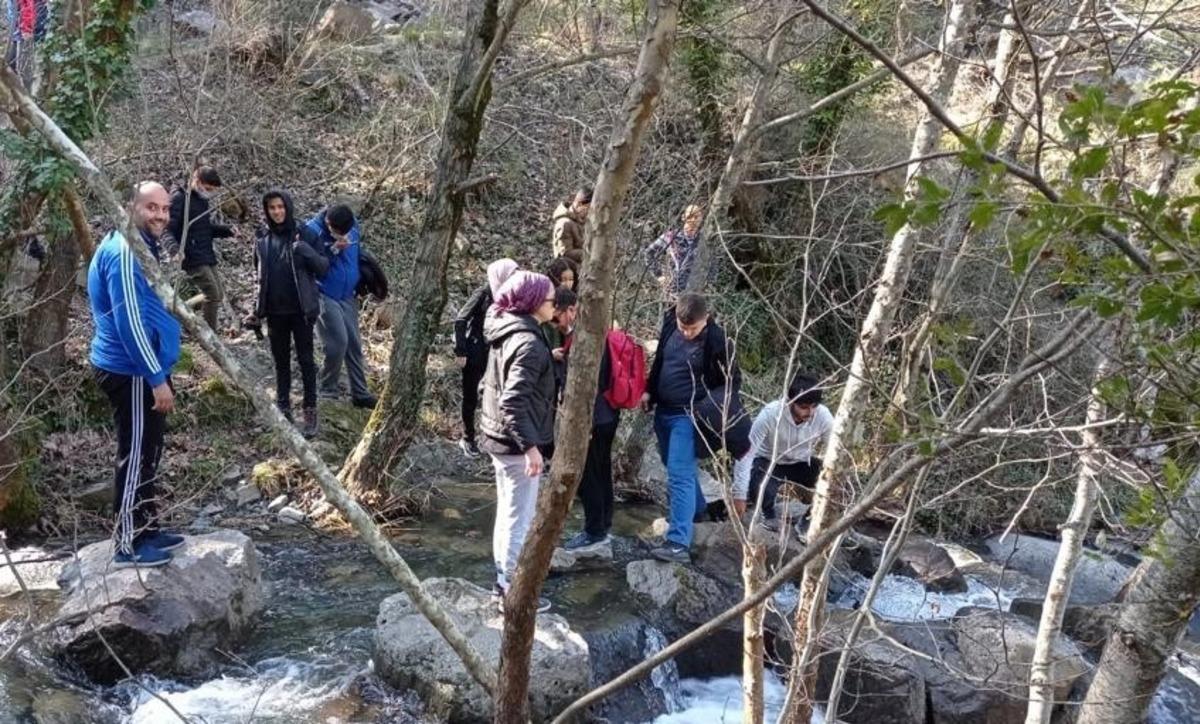 Sındırgılı gen&ccedil;lerden doğa da temizlik &ccedil;alışması