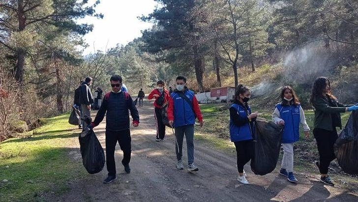 Sındırgılı gençlerden doğa da temizlik çalışması G3