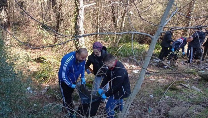 Sındırgılı gençlerden doğa da temizlik çalışması G5
