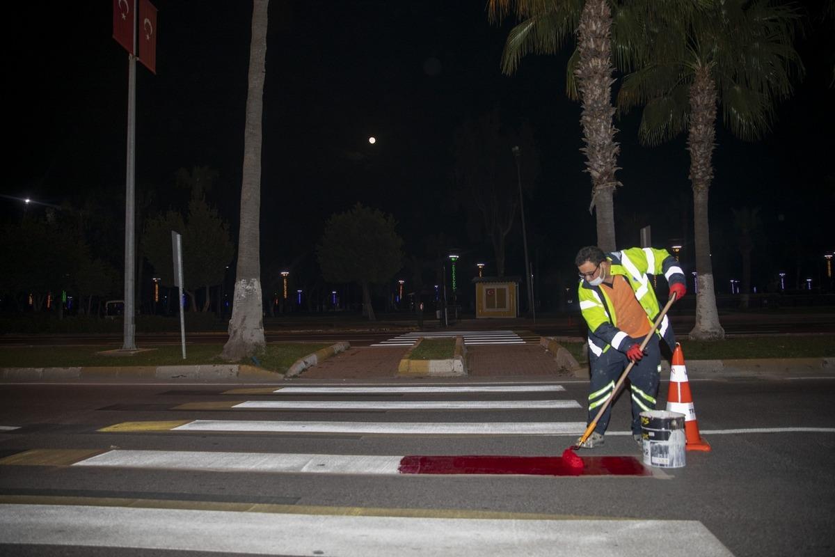 Mersin&rsquo;de kırmızı &ccedil;izgili yaya ge&ccedil;itleri d&ouml;nemi başladı