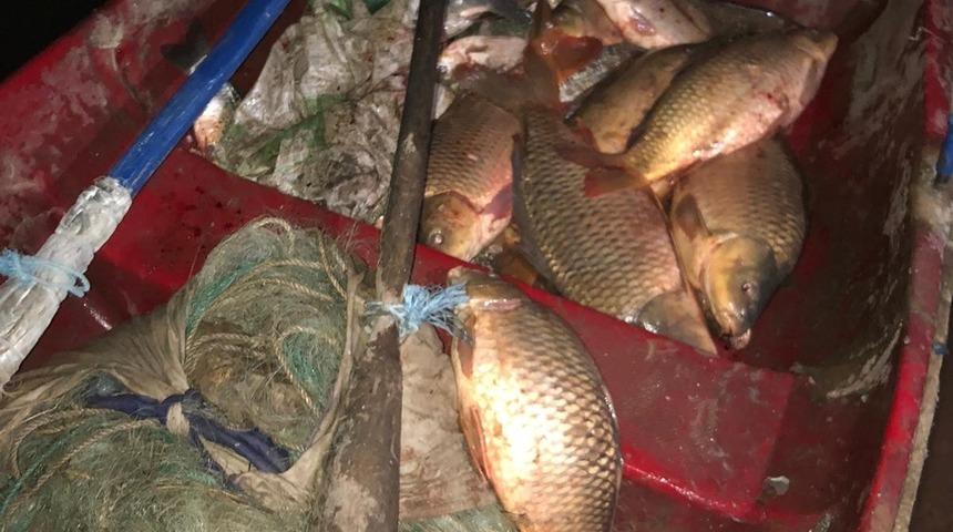 Ka&ccedil;ak balık avlayan şahısları yakalayıp jandarmaya teslim ettiler