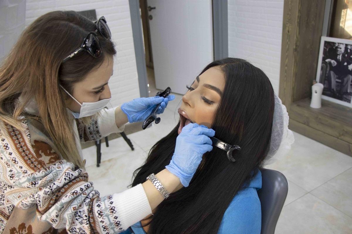 İngiliz g&uuml;zel, diş bakımı i&ccedil;in yaklaşık 4 bin km yol kat etti