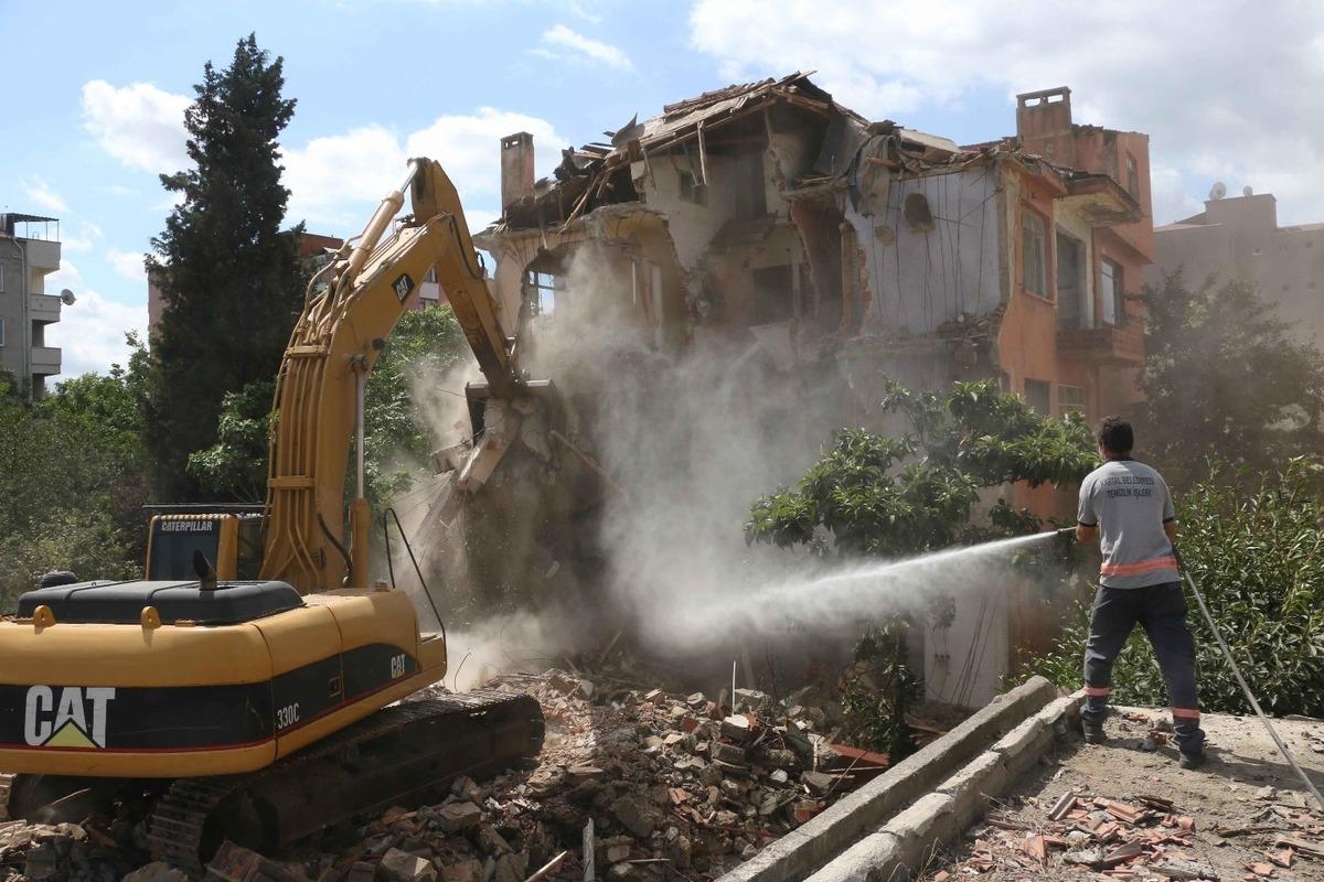 Kartal&rsquo;da &ouml;nce asbest sonra yıkım