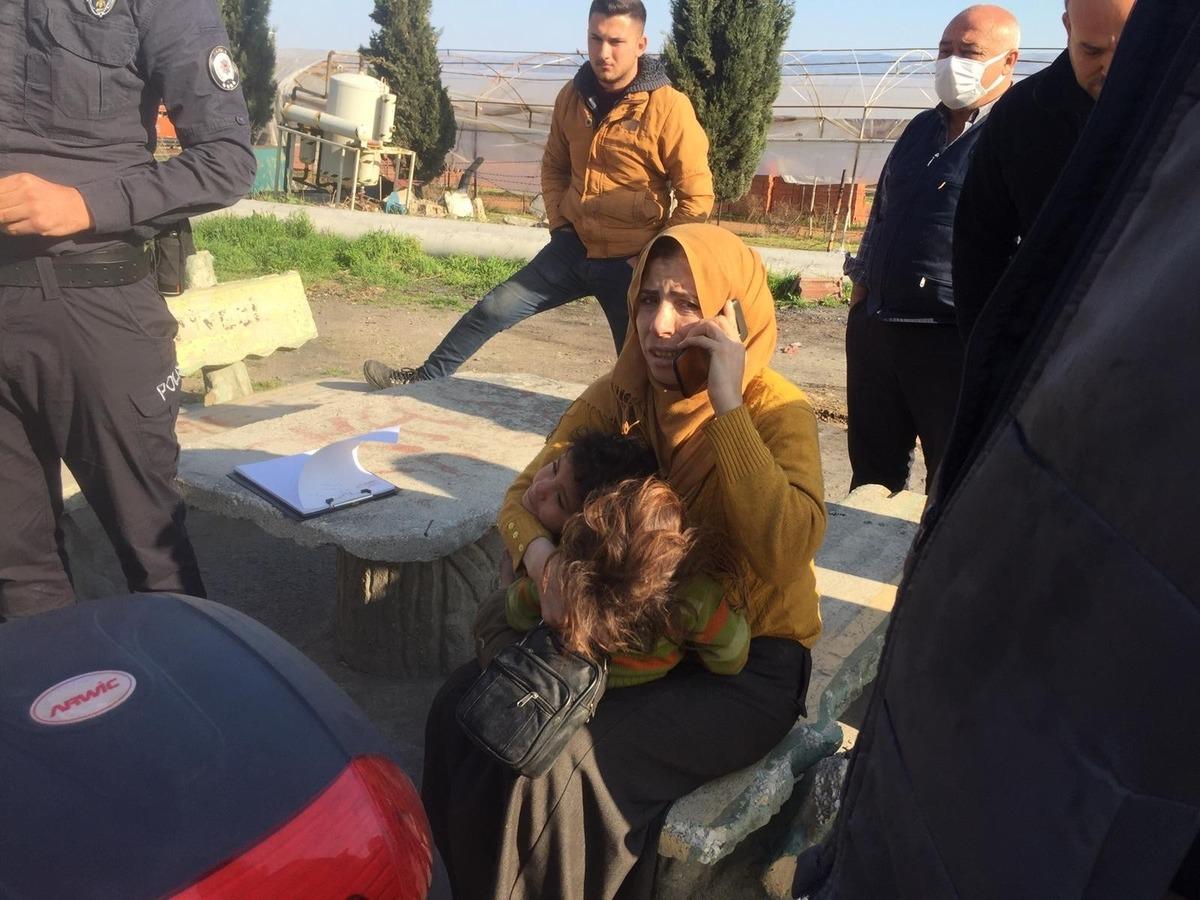 Yangından kurtarılan &ccedil;ocuklar ağlayarak annelerine sarıldı