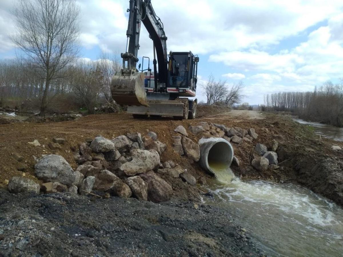 Belediyeden &ccedil;&ouml;ken yola b&uuml;z desteği