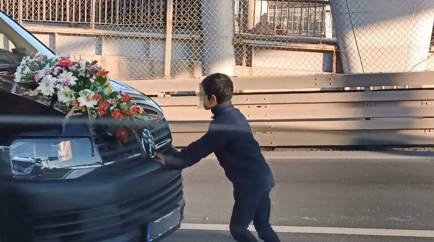 Küçükçekmece'de yürekleri ağza getirdiler! Hem canını hem trafiği tehlikeye attı