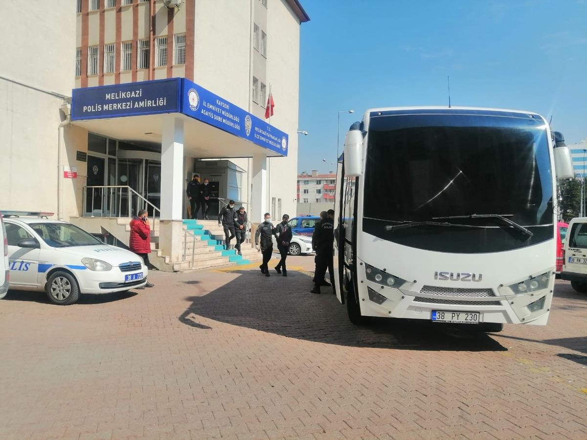 Aranan şahıslara 89 polis ile operasyon: 15 g&ouml;zaltı