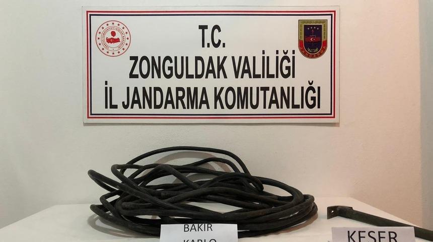 Kablo hırsızları jandarmaya yakalandı