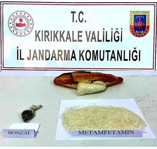 &rsquo;Ekmek arası uyuşturucu&rsquo; jandarmanın dikkatinden ka&ccedil;madı 1