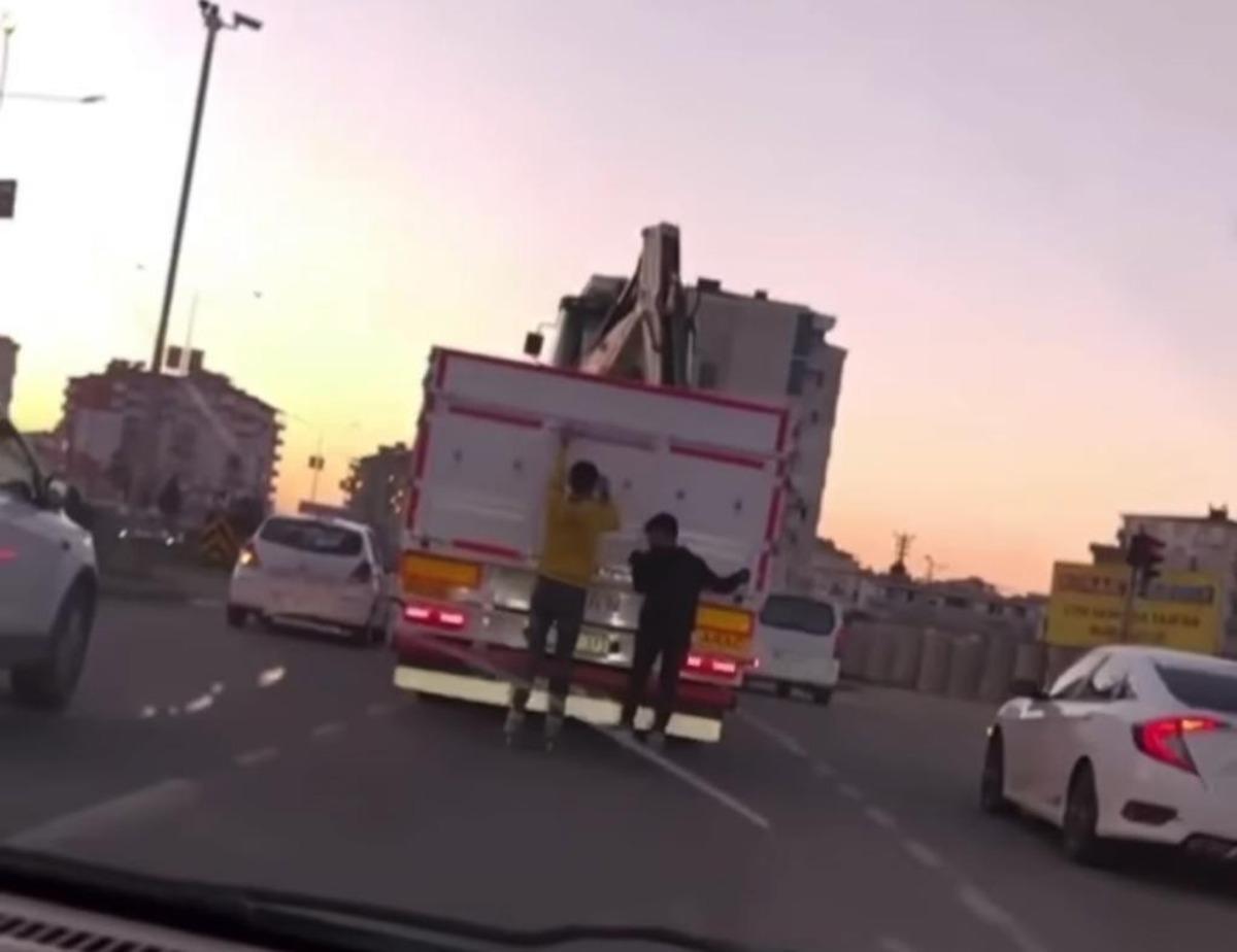 Batman&rsquo;da patenli gen&ccedil;lerin kamyon arkasında tehlikeli yolculuğu kamerada
