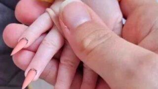 Yeni doğan bebeğinin manikürlü tırnaklarını paylaşan anne sosyal medyanın eleştiri oklarının hedefi oldu