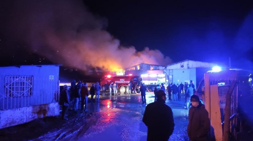 Karton fabrikası yangınına ekipler b&ouml;yle m&uuml;dahale etti