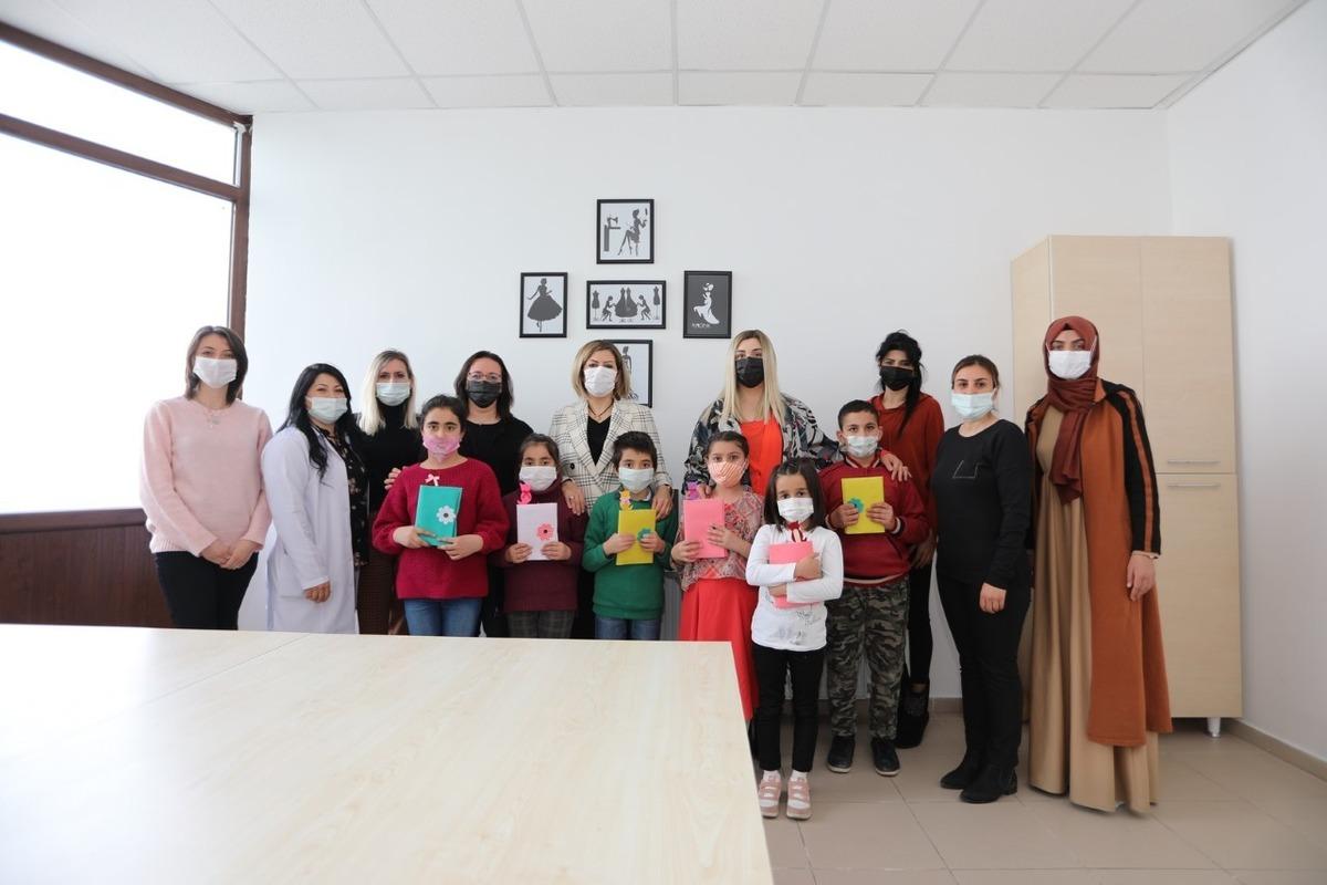 Nejla Savran ve kursiyer kadınlar kitap okudu