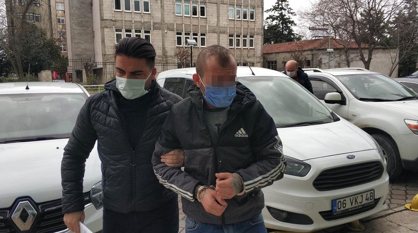 Ara&ccedil;ta uyurken uyuşturucuyla yakalandı