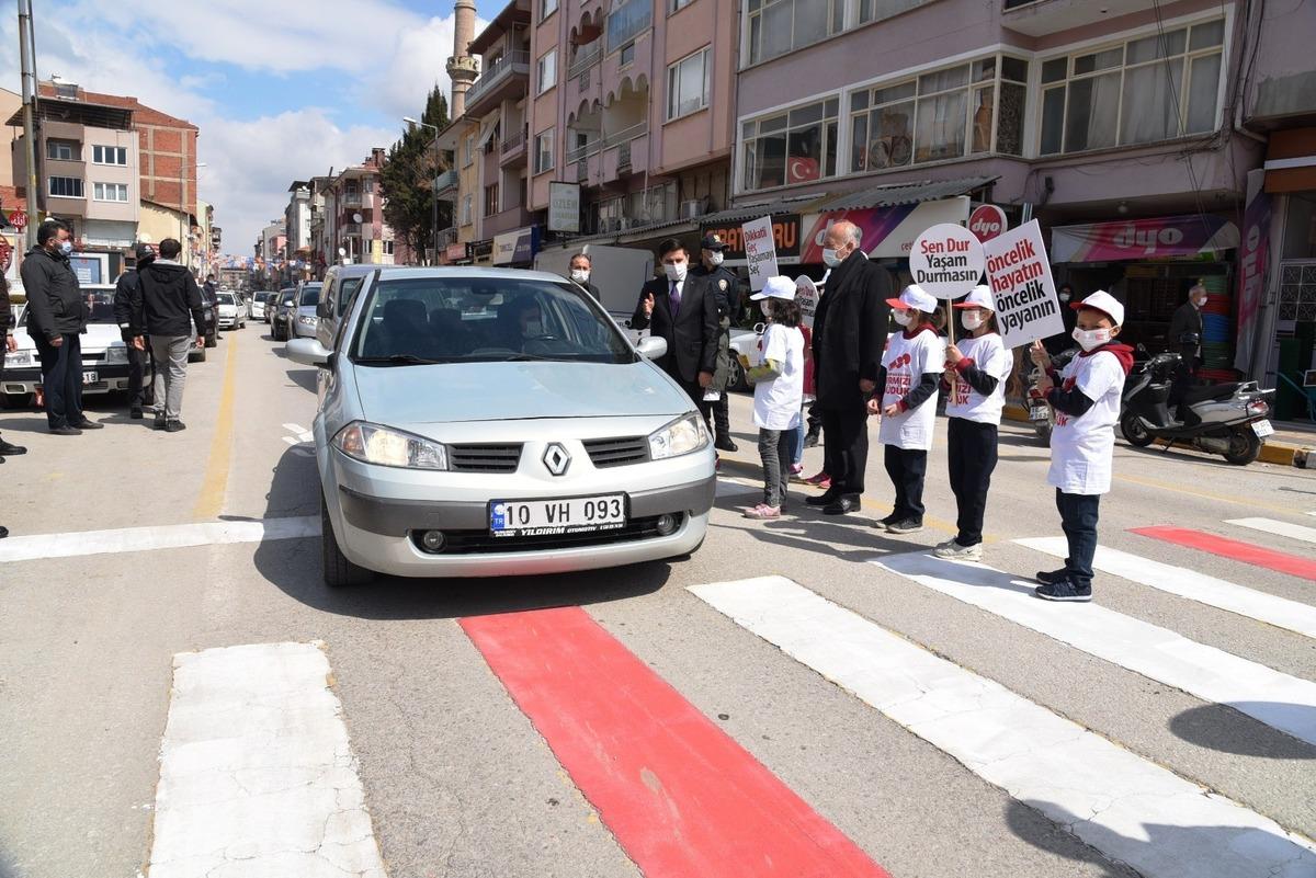 Dursunbey&rsquo;de yaya ge&ccedil;itlerine &rsquo;kırmızı &ccedil;izgi&rsquo; uygulaması
