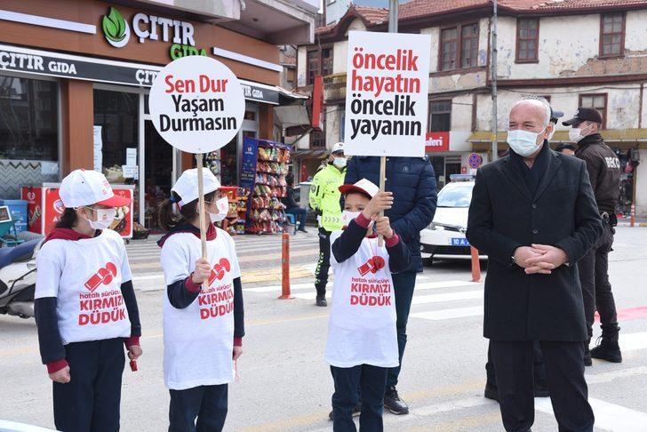 Dursunbey’de yaya geçitlerine ’kırmızı çizgi’ uygulaması G3