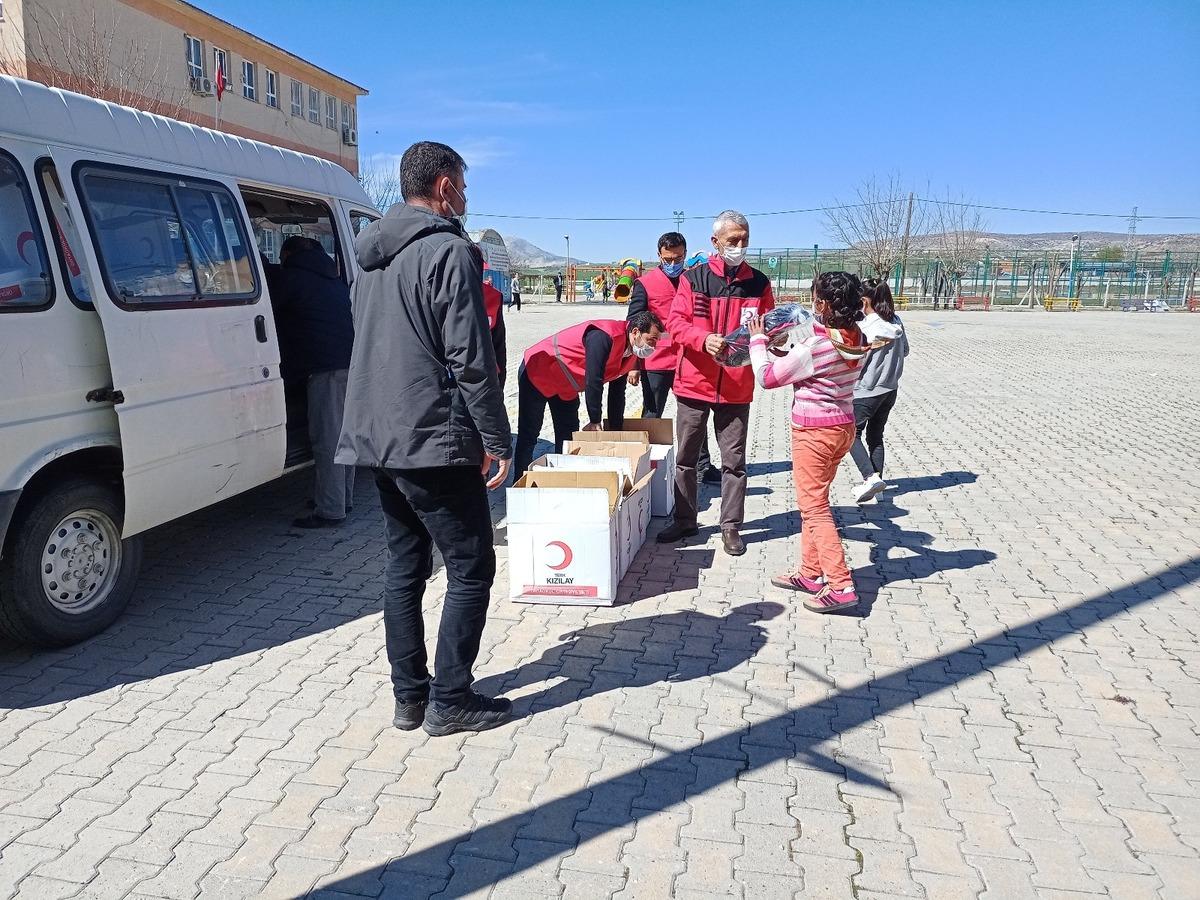 T&uuml;rk Kızılayı Dicle temsilciliğinden &ouml;ğrencilere kırtasiye seti hediyesi