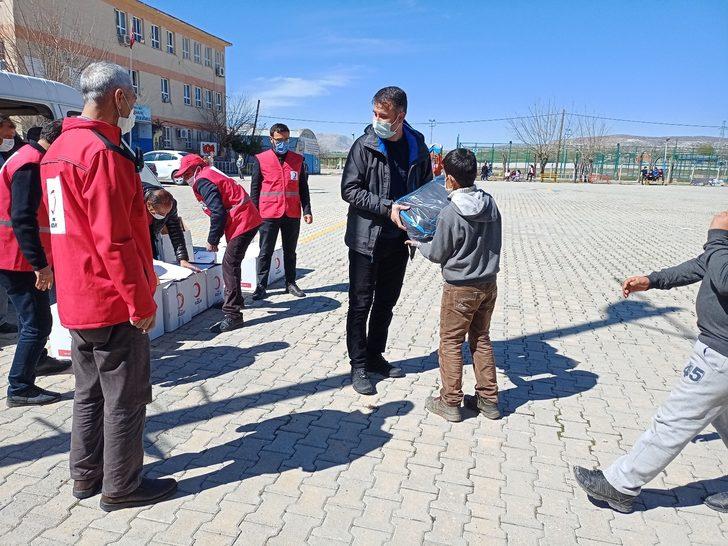 Türk Kızılayı Dicle temsilciliğinden öğrencilere kırtasiye seti hediyesi G2