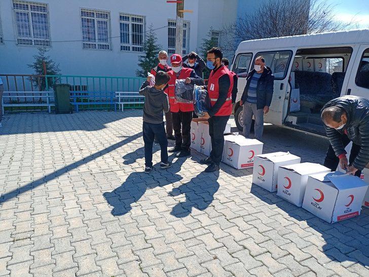 Türk Kızılayı Dicle temsilciliğinden öğrencilere kırtasiye seti hediyesi G3