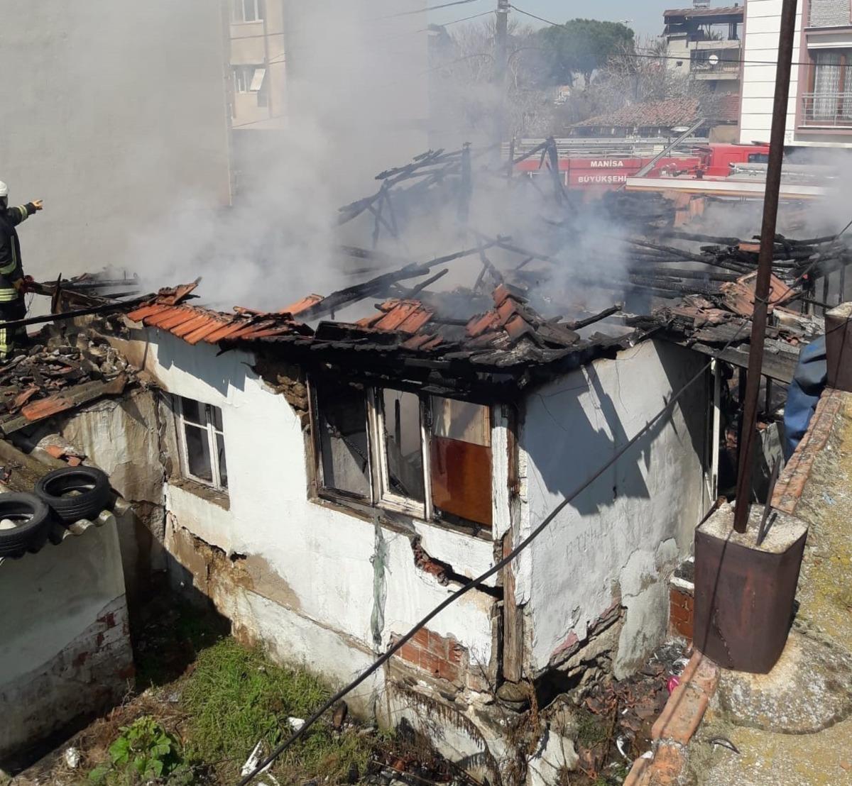 Manisa&rsquo;da tek katlı ev k&uuml;le d&ouml;nd&uuml;