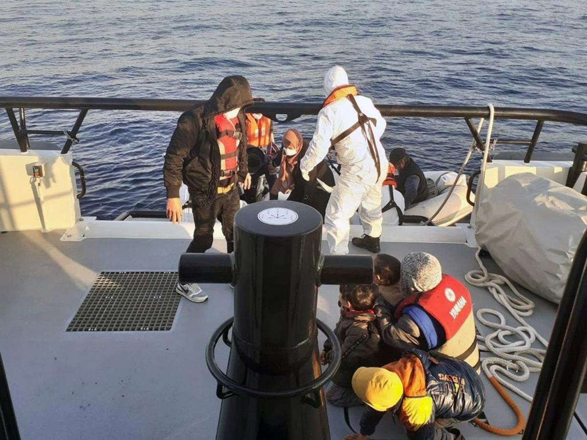 35 d&uuml;zensiz g&ouml;&ccedil;men kurtarıldı
