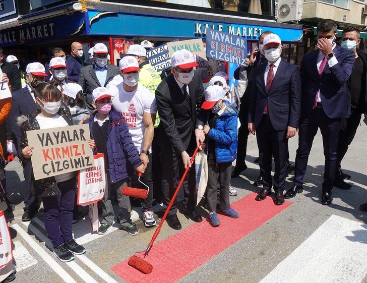 İçişleri Bakan Yardımcısı İnce, İzmir'de yaya farkındalığı için "kırmızı çizgi" çekti G3