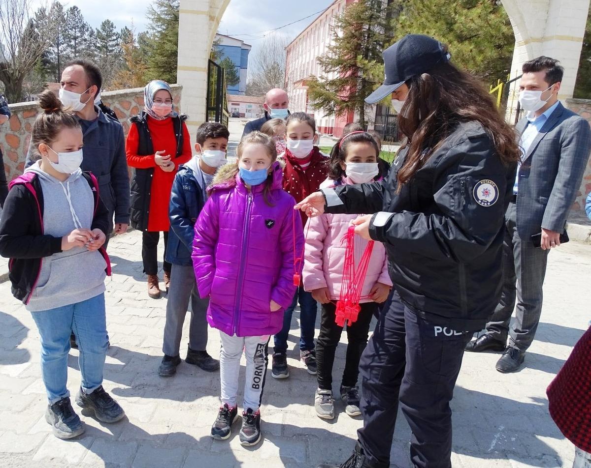Hisarcık&rsquo;ta minik &ouml;ğrencilere kırmızı d&uuml;d&uuml;k