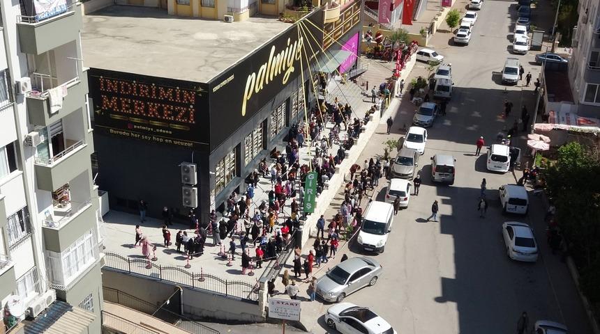 Adana'da 40 metrelik kuyruk! İndirim i&ccedil;in saatlerce sıra beklediler