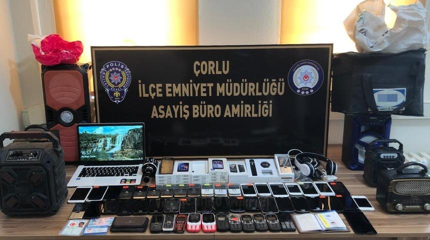 &Ouml;nce kuryenin motosikletini gasp ettiler, ardından elektronik mağazasını soydular