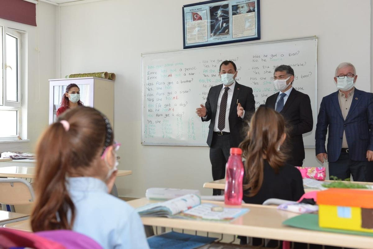 Başkan Y&uuml;ksel minik &ouml;ğrencilerle derse girdi