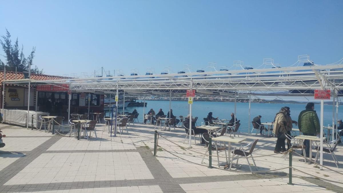 Ayvalık&rsquo;ta vatandaşlar sahillerdeki &ccedil;ay bah&ccedil;elerine koştu