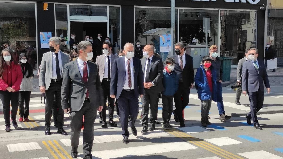 Vali Atik yaya &ouml;nceliğinin farkındalığı i&ccedil;in miniklerle yaya ge&ccedil;idinden karşıya ge&ccedil;ti