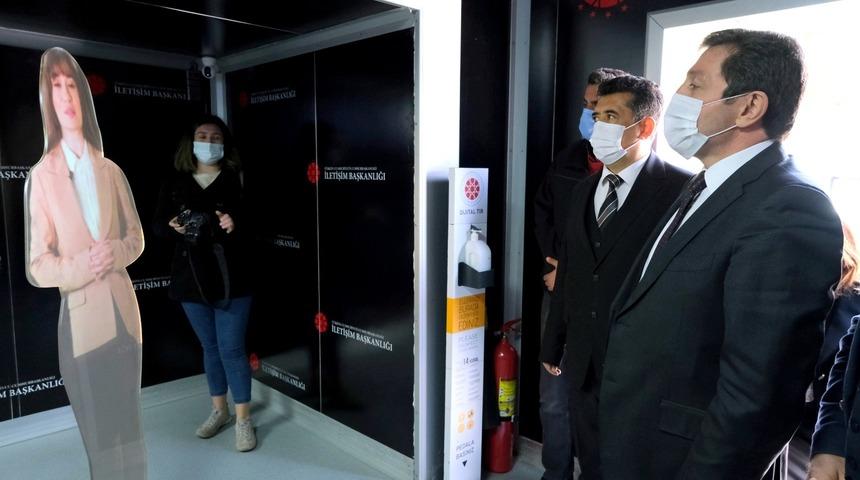 Vali Tavlı, Cumhurbaşkanlığı İletişim Başkanlığı Dijital Tırı’nda yetkililerden bilgi aldı