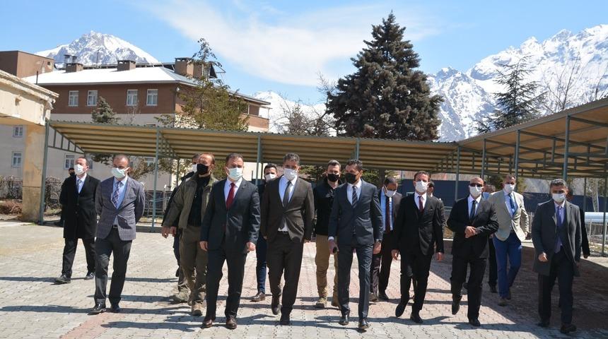 Vali Akbıyık, yeni halk pazarında incelemelerde bulundu